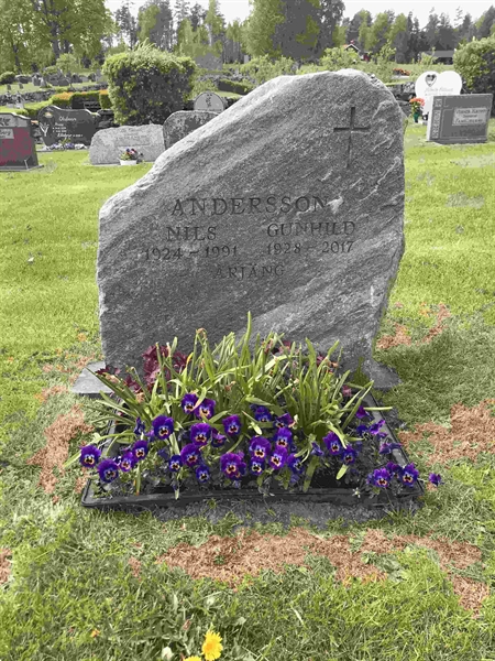 Grave number: 10 Ös 01    44-45