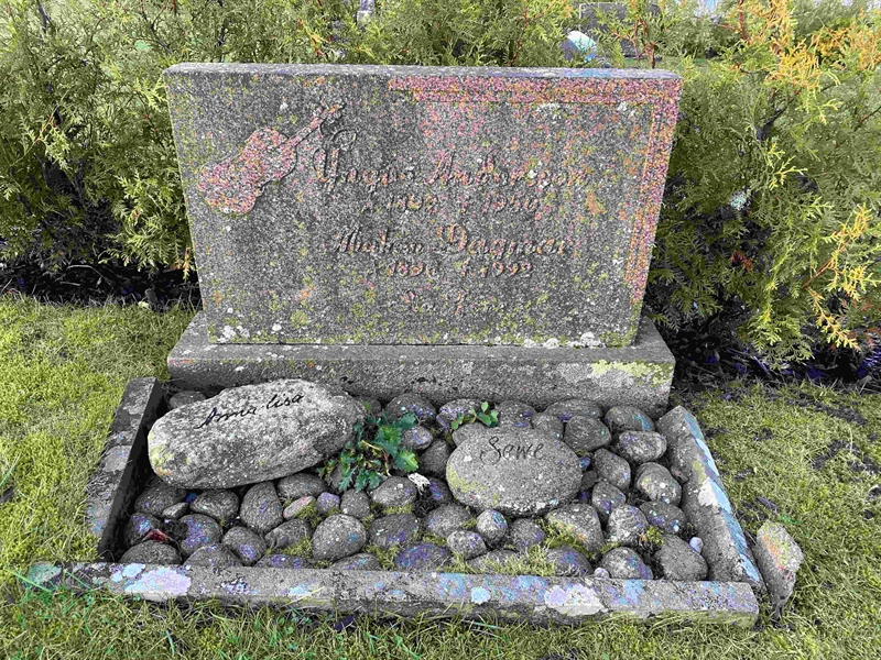 Grave number: 9 Ga 02   104