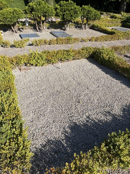 Grave number: NK E 110-111