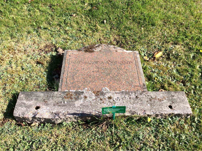 Grave number: F 04    34