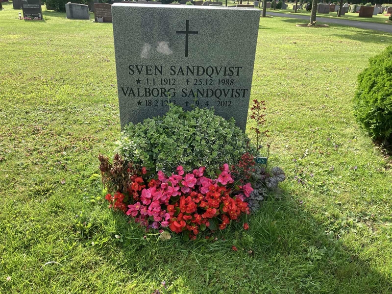 Grave number: R 02   192, 193