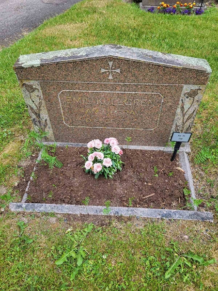 Grave number: kö 01 15   138