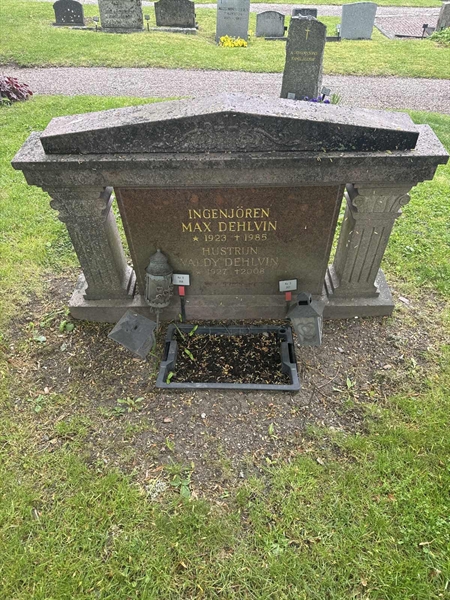 Grave number: SI 3   357, 358