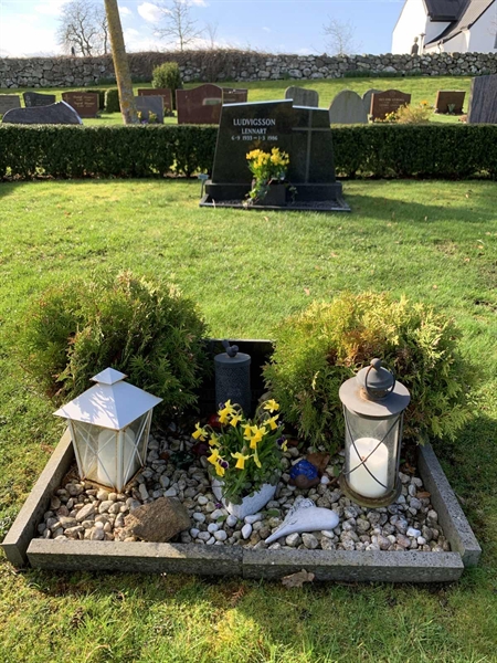 Grave number: SÖ L   210