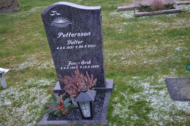 Grave number: TR 2B   213b
