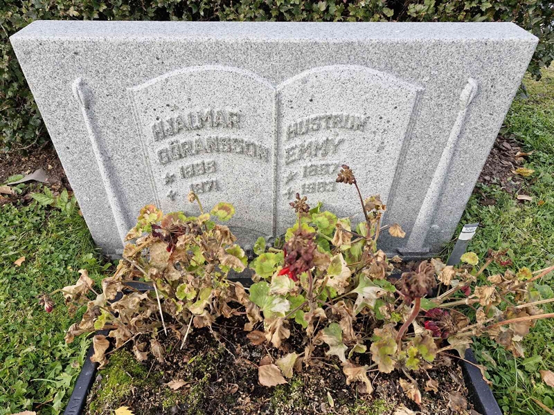 Grave number: AK D  5282-5283