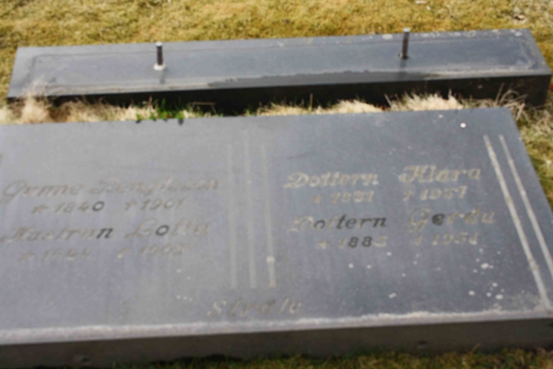 Grave number: Fk 04     9, 10, 11, 12