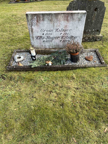 Grave number: 40 D    90-92