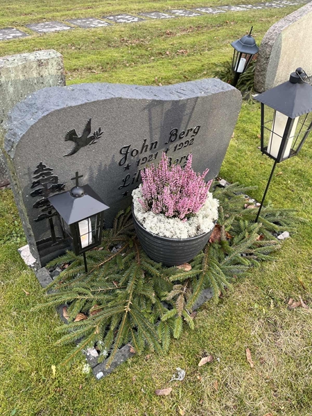 Grave number: Tsk 75 06    42+43