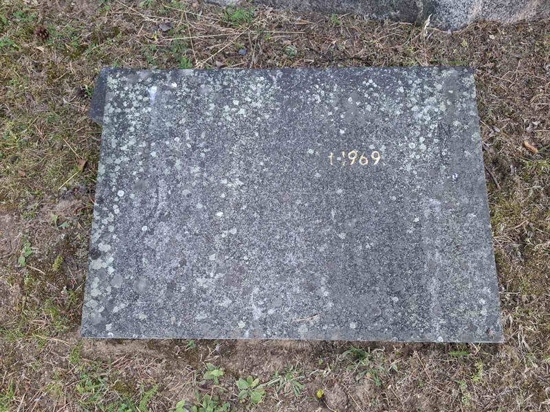 Grave number: 001 2   942