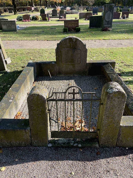 Grave number: VV 5   137, 138