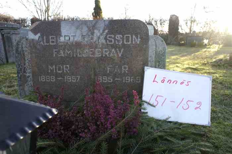 Grave number: 3 3   151-152