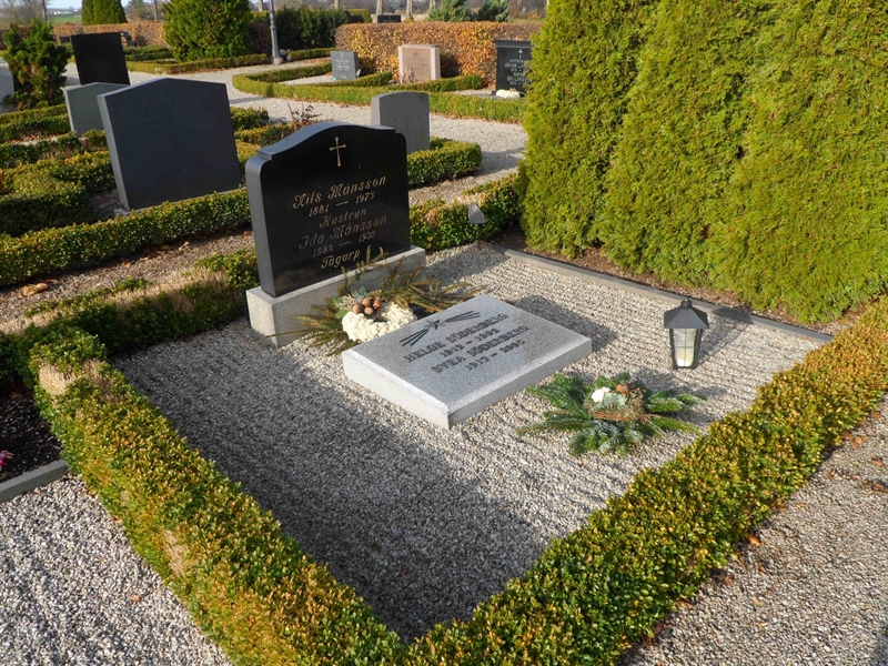 Grave number: ÖTN NMK1    26, 27, 28