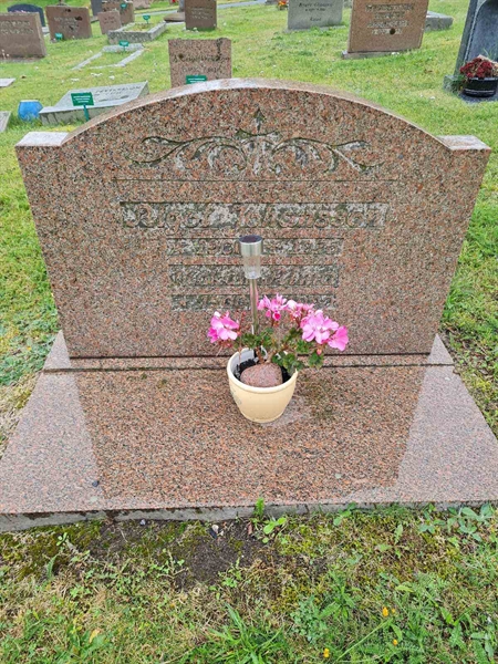 Grave number: F 02   327, 328