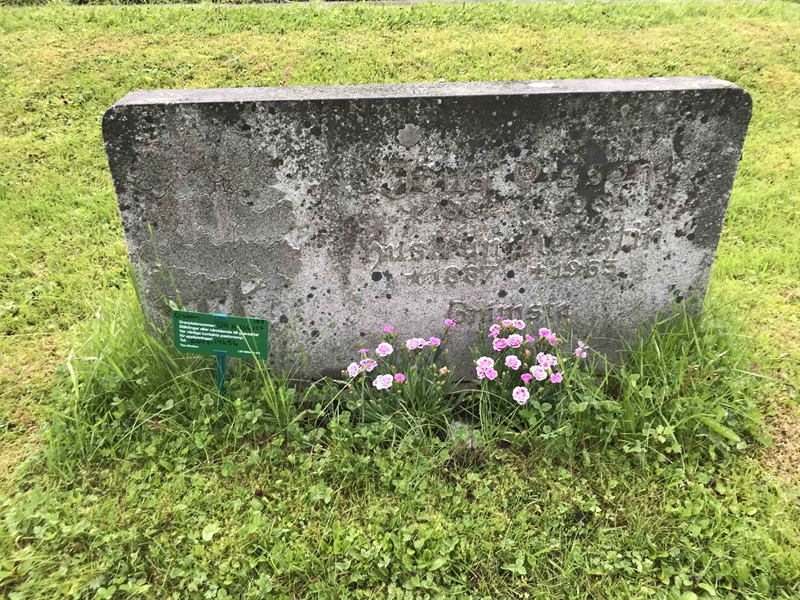 Grave number: UN H   106, 107, 108