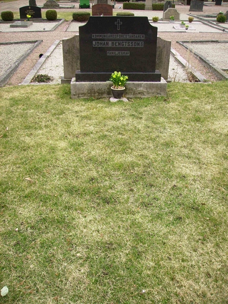 Grave number: LM 3 24  003