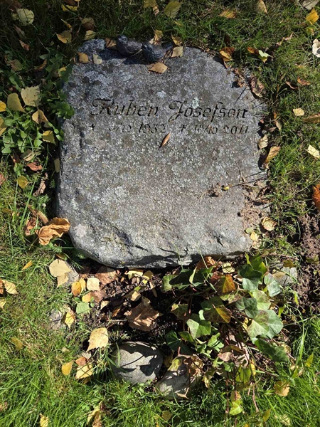 Grave number: T B C   144