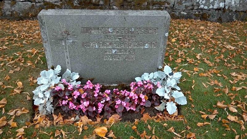Grave number: 1 B    11, 12