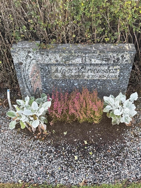 Grave number: 4 N ND   110