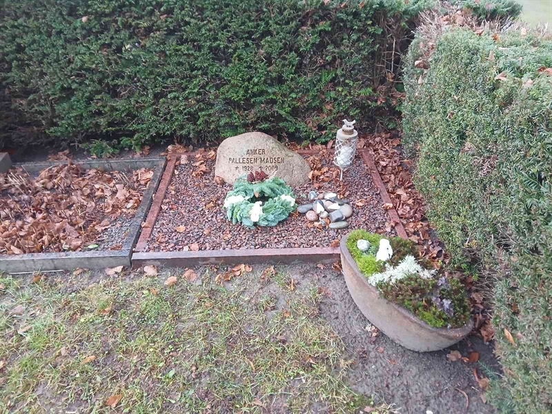 Grave number: FE D    44