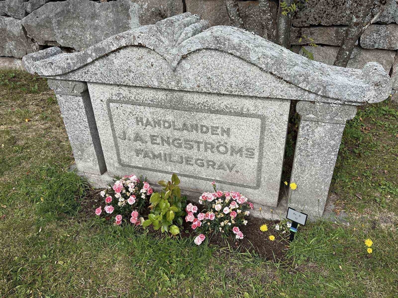 Grave number: 003 B    10