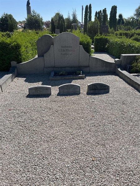 Grave number: NK V     5