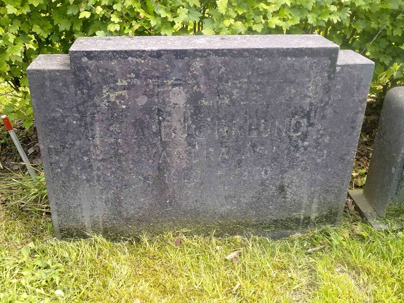 Grave number: NO 24   825