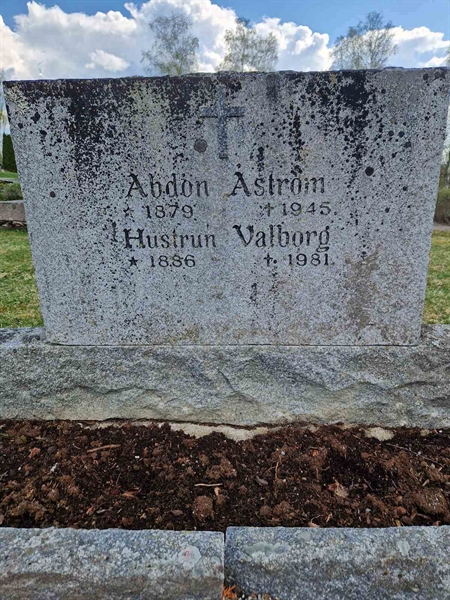Grave number: 501 06 725-727