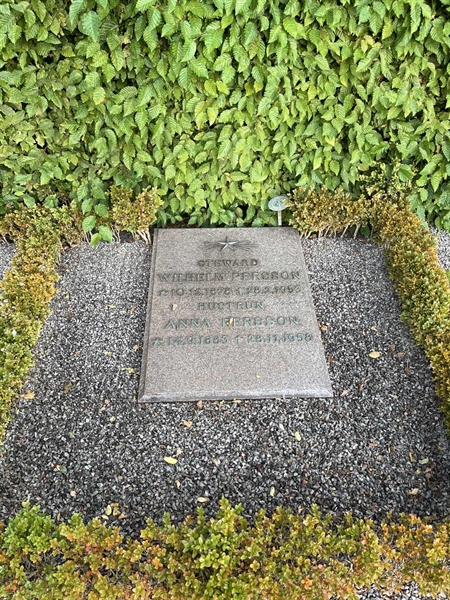 Grave number: NK Urn p    12