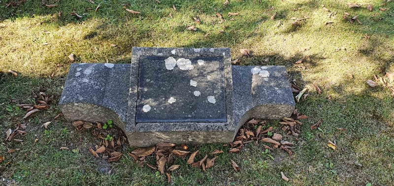 Grave number: SG 02   235