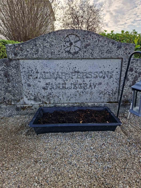 Grave number: 501 01 142-144