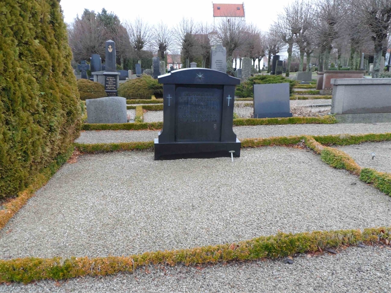 Grave number: 2 01  1712