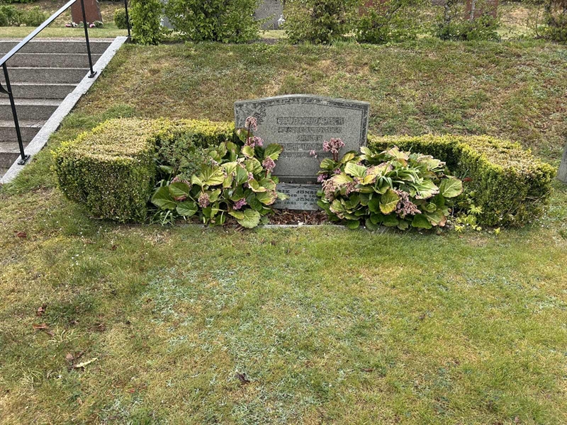 Grave number: L N E    11, 12