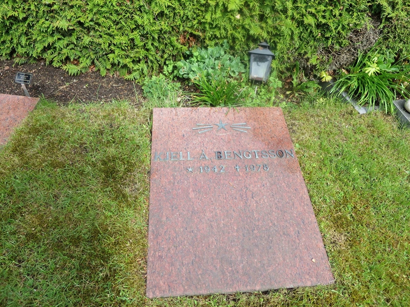 Grave number: HÖB N.UR   284