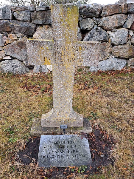 Grave number: KG E  2010, 2011
