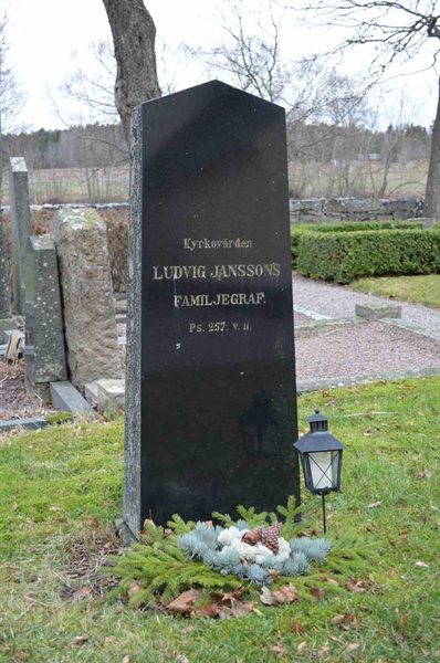 Grave number: VÄ 2   324-329