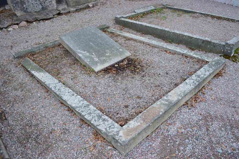 Grave number: VÄ 2   407-408