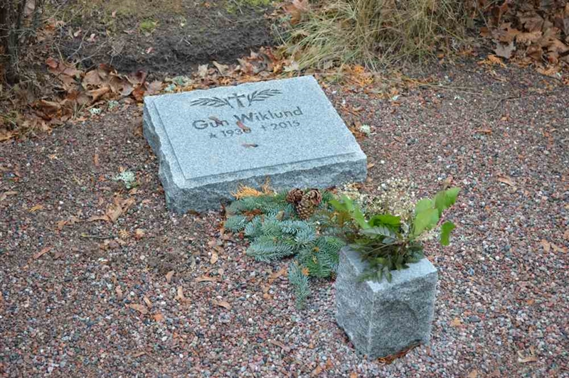 Grave number: VÄ 1    31-33