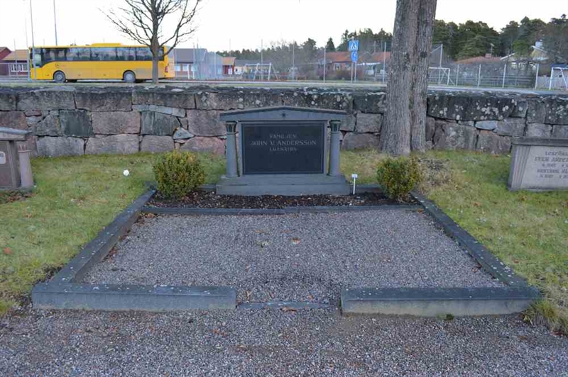 Grave number: VÄ 3    31-33