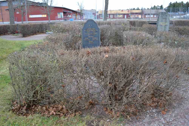 Grave number: VÄ 1   123-125