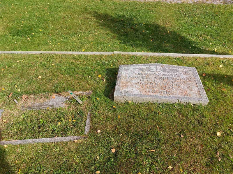 Grave number: FÖ 5   121, 122
