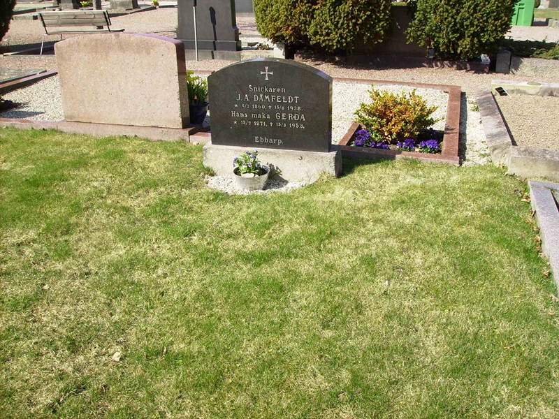 Grave number: LM 3 28  015