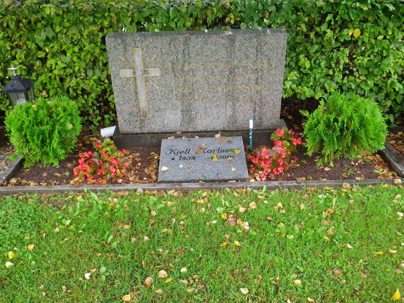 Grave number: OS N   302, 303