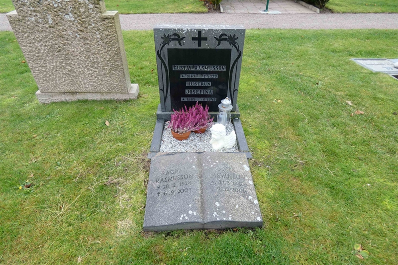 Grave number: TR 3    73