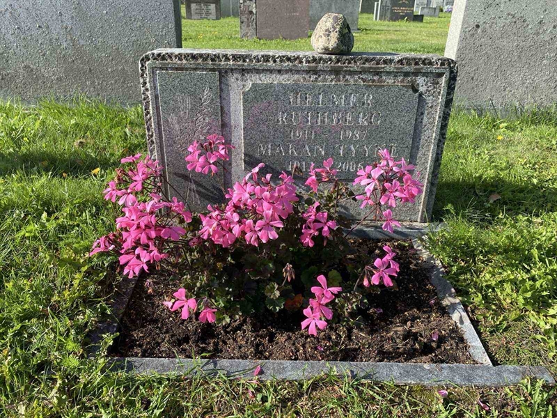 Grave number: 2 08 221