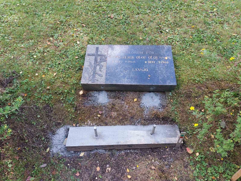 Grave number: FÖ 4   111, 112