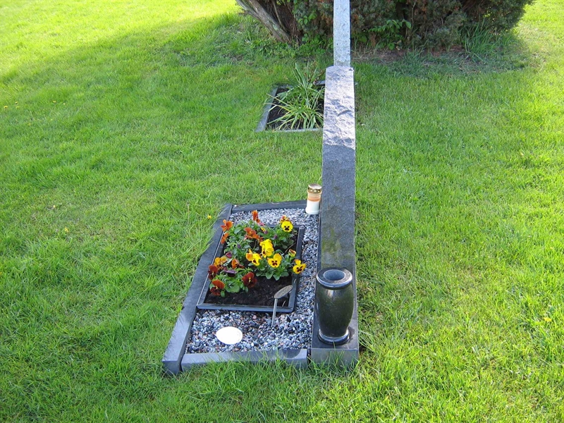 Grave number: ÖK 04    831-832