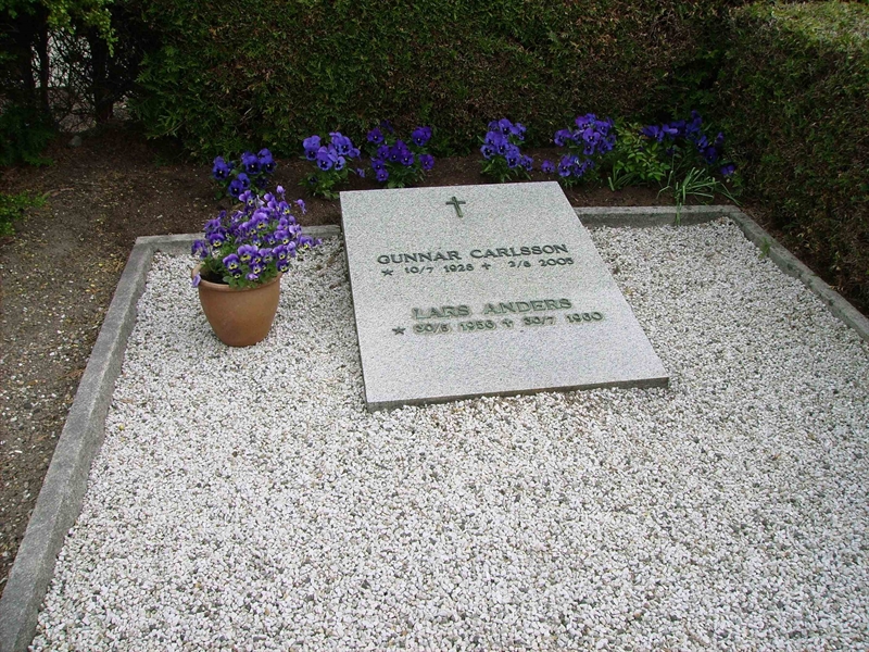 Grave number: LM 2 18  057