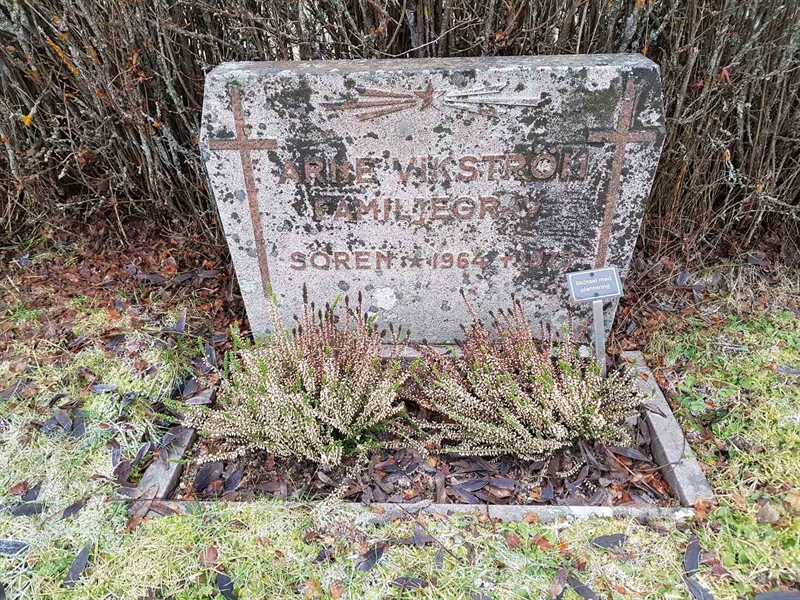 Grave number: 4 J    74-75
