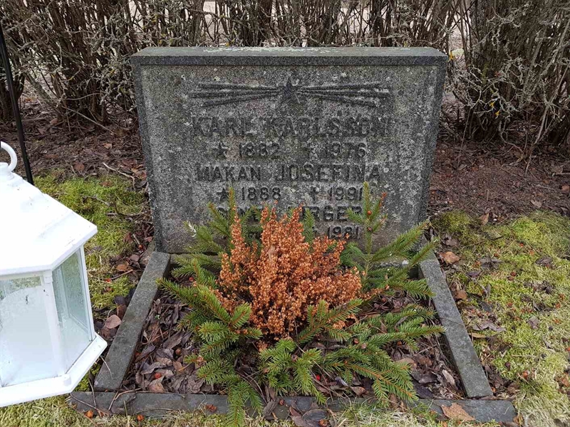 Grave number: 4 J   114